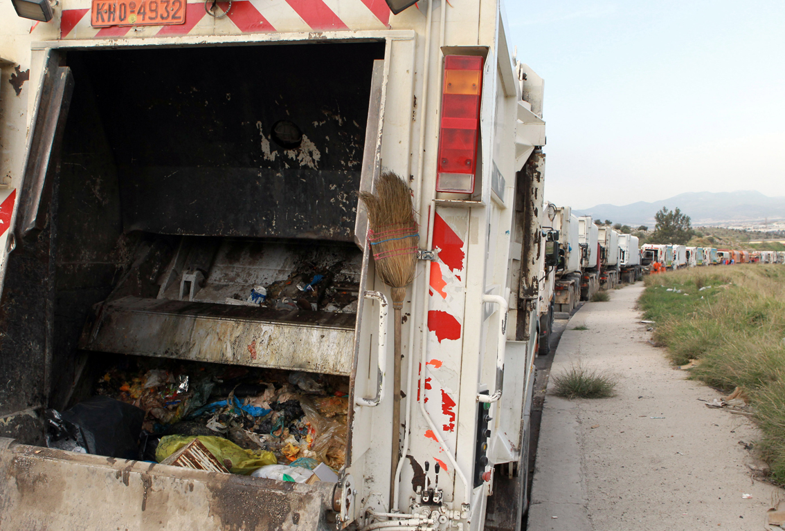Απορριμματοφόρο στην Τήνο έπεσε σε γκρεμό – Δύο νεκροί υπάλληλοι καθαριότητας (φωτο)