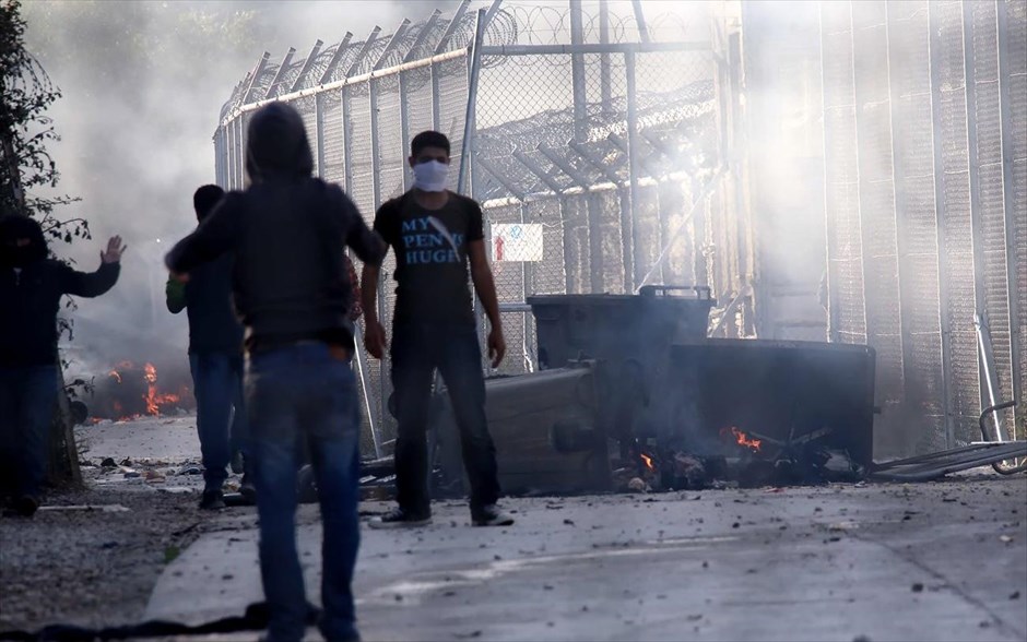 Χάος στην Μόρια: Εμπρησμοί, ξυλοδαρμοί και τραυματισμοί Ελλήνων από αλλοδαπούς