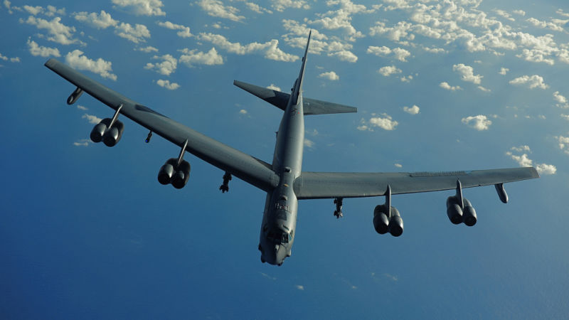 B-52: Φορτώνει, ρίχνει ατελείωτο αριθμό βομβών και πραγματοποιεί ελιγμούς! (βίντεο)
