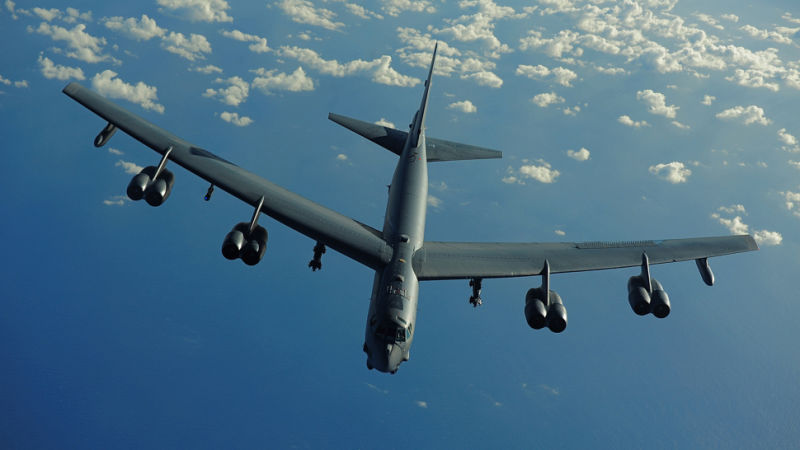 B-52: Φορτώνει, ρίχνει ατελείωτο αριθμό βομβών και πραγματοποιεί ελιγμούς! (βίντεο)