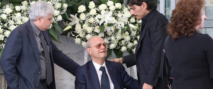 Πλήθος κόσμου στο «τελευταίο αντίο» στον Κώστα Γιαννακόπουλο – «Έφυγε» σε ηλικία 85 ετών