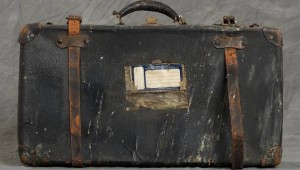 Μια βαλίτσα βρέθηκε σε εγκαταλελειμένο άσυλο – Δείτε τι κρύβει μέσα (φωτό)