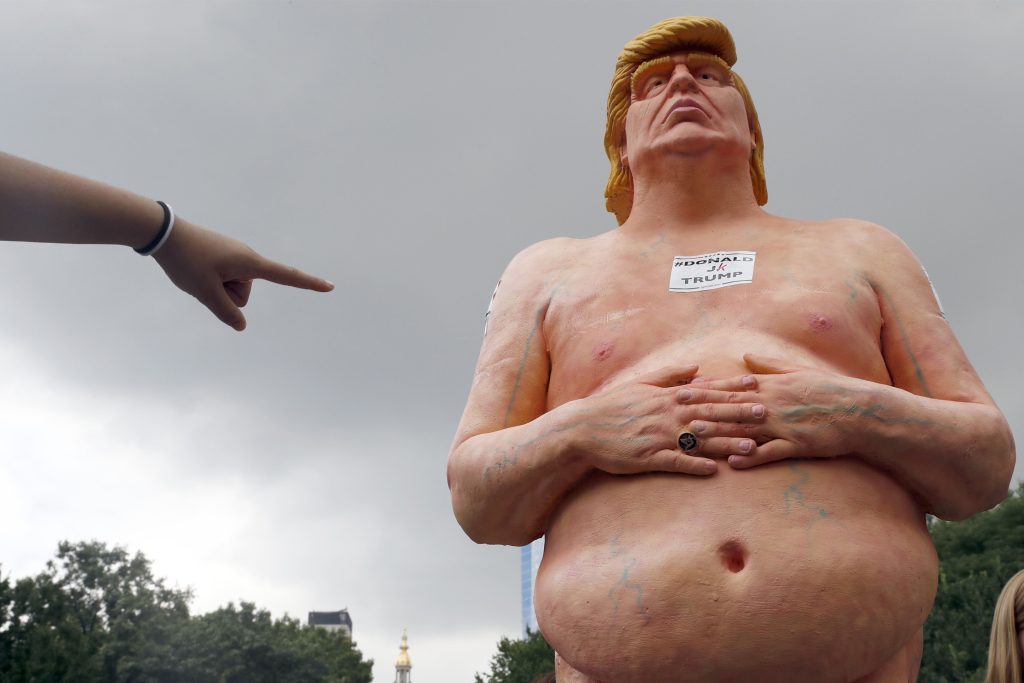 Σε ποσό ρεκόρ πουλήθηκε το γυμνό άγαλμα του Τραμπ! (βίντεο)
