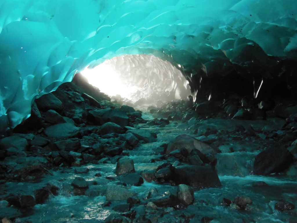 Εντυπωσιακά πλάνα από το «παγωμένο σπήλαιο» της Αλάσκα! (βίντεο)