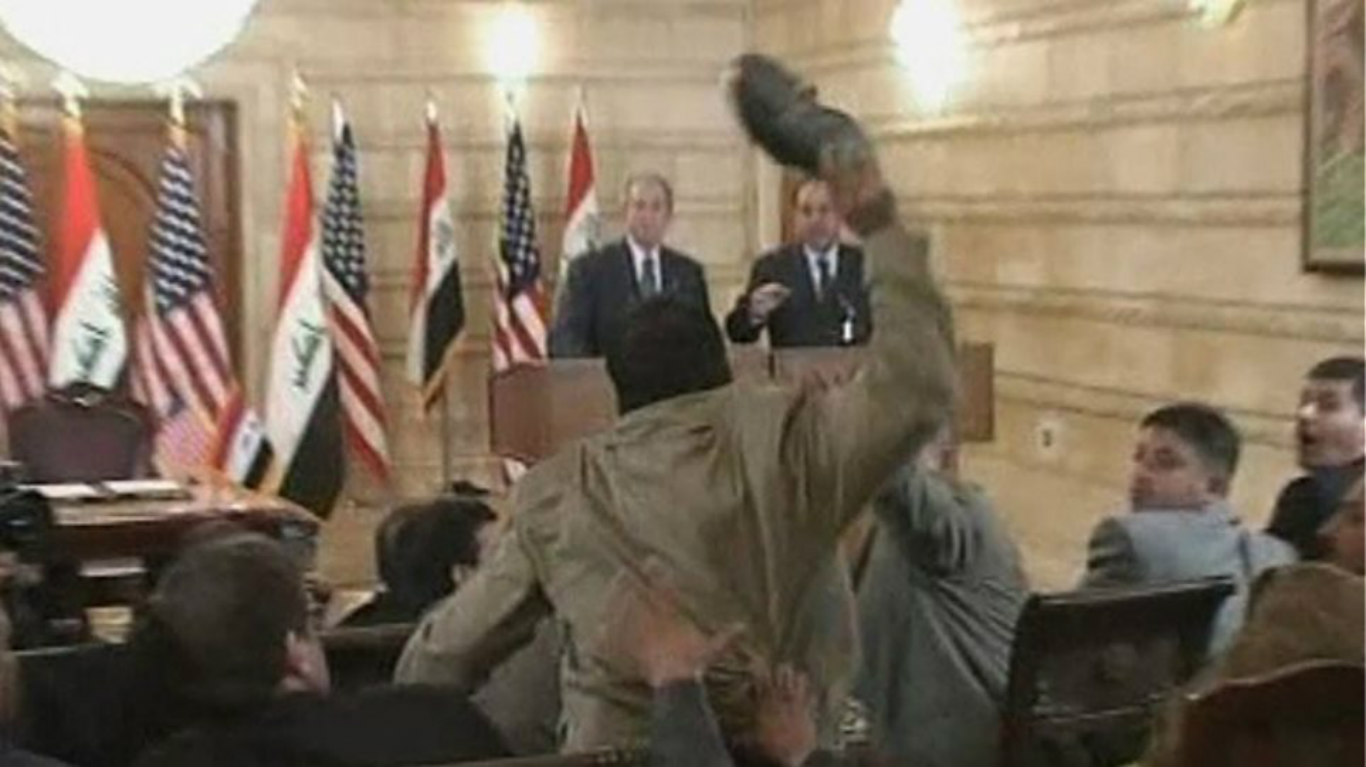 Ιράκ: Υποψήφιος στις βουλευτικές εκλογές ο δημοσιογράφος που πέταξε τα παπούτσια του στον Μπους