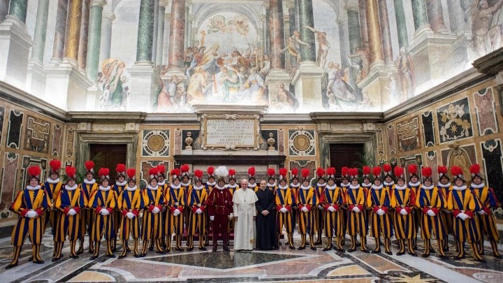 Βατικανό: Νέα 3D κράνη για την φρουρά του Πάπα αξίας 800 ευρώ