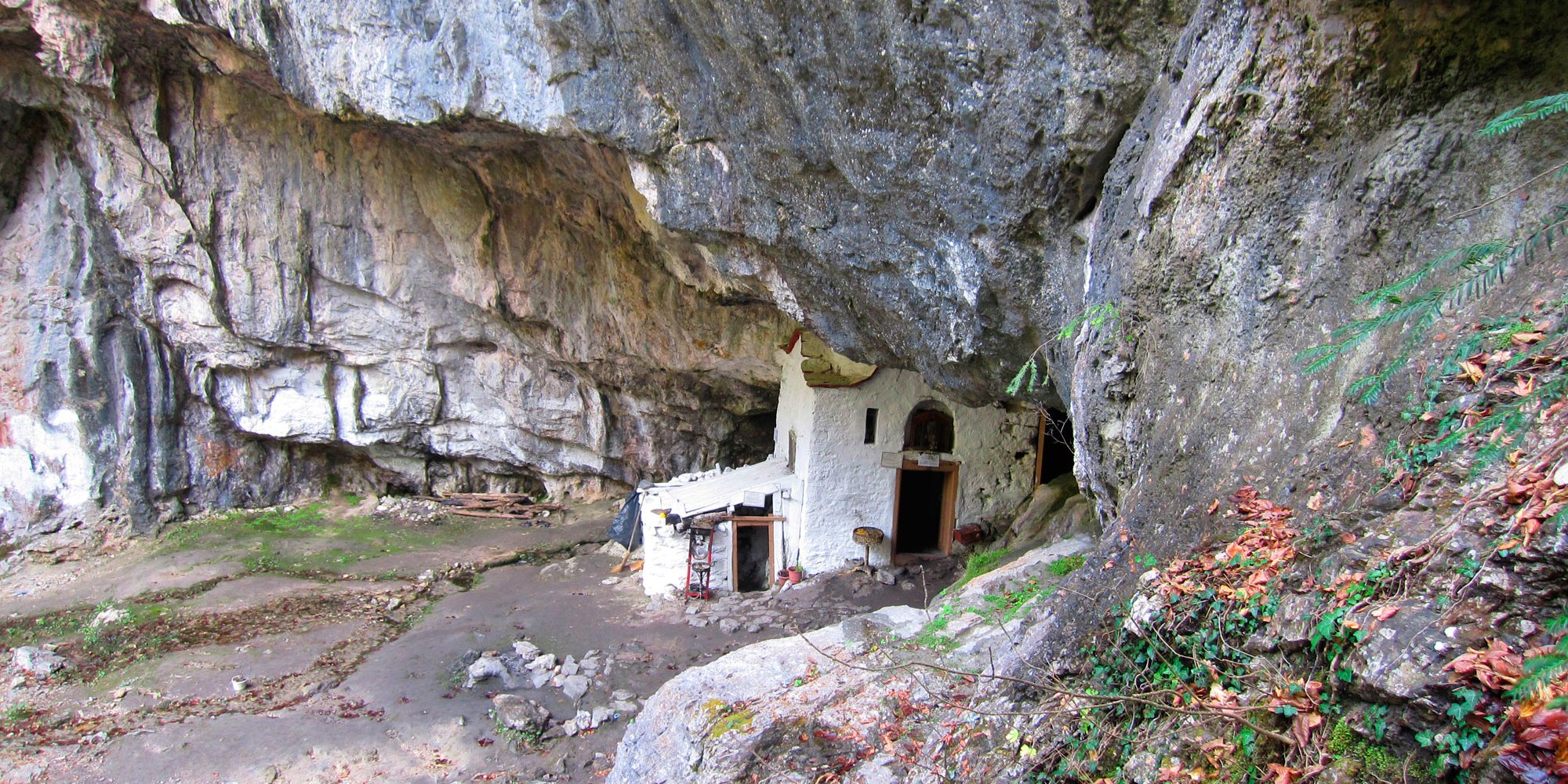Τα μυστηριώδη σπήλαια του Αγίου Όρους (βίντεο)