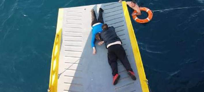 Απίστευτη διάσωση: 69χρονη βρέθηκε στην θάλασσα πέντε μίλια από τον Πειραιά – Καρέ καρέ η διάσωσή της από πλοίο (φωτο)