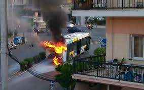 Φωτιά σε λεωφορείο στη Νίκαια, δίνουν μάχη οι πυροσβέστες
