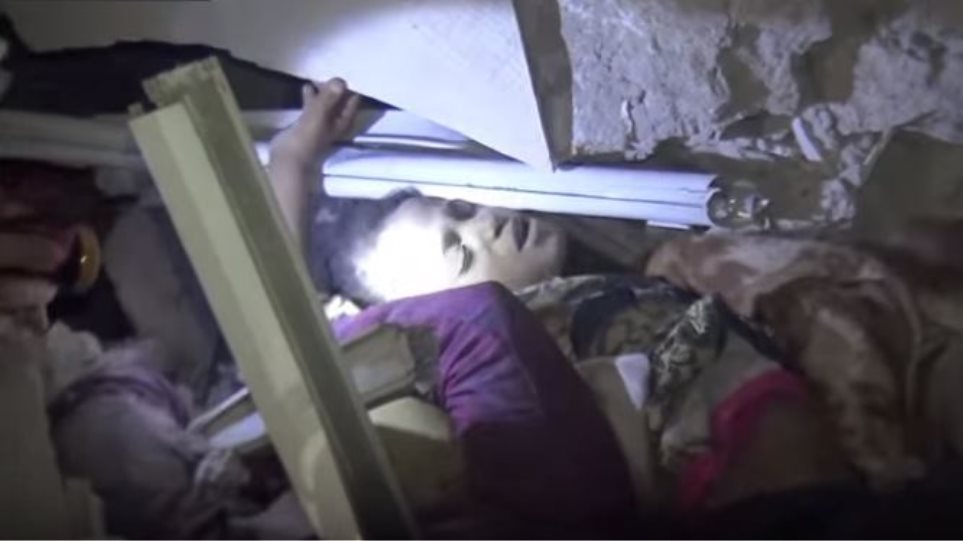 Συγκλονιστικό: Παιδιά θαμμένα μέσα σε ερείπια έπειτα από βομβαρδισμό στην Υεμένη! (βίντεο)