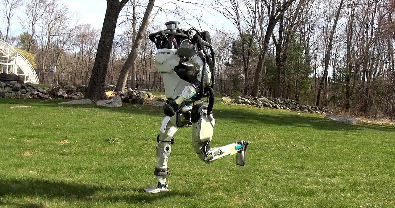 Το ανθρωποειδές ρομπότ Atlas μπορεί να σας κυνηγήσει ακόμη και μέσα στα δάση! (βίντεο)