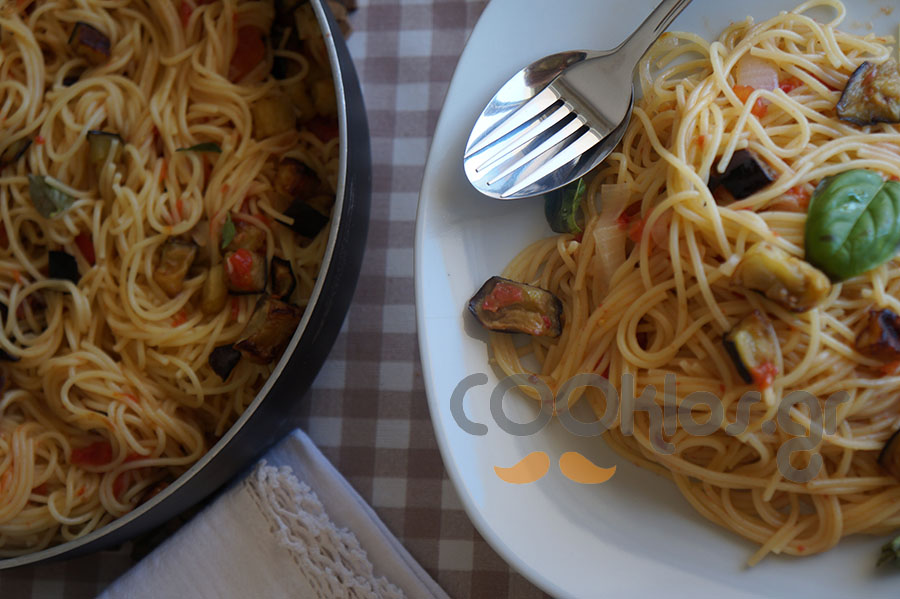 Η συνταγή της Ημέρας: Σπαγγέτι με κόκκινη σάλτσα μελιτζάνας και βασιλικό
