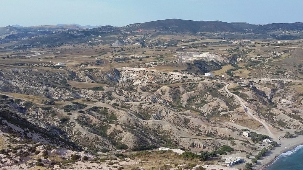Καμένη Χώρα, η περιοχή με τους 30 κρατήρες που κατοικήθηκε μετά την έκρηξη του ηφαιστείου στην Πελοπόννησο (βίντεο)