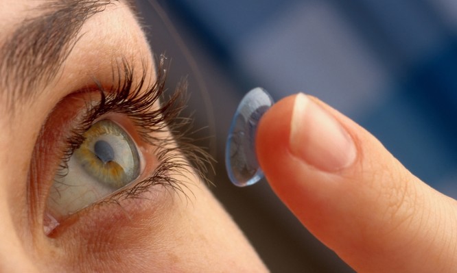 Φακοί επαφής: Πότε κινδυνεύετε με βακτήρια στο μάτι – Προσοχή!