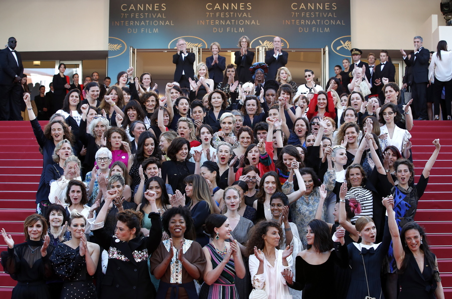 Κάννες: 82 σταρ του Χόλιγουντ διαδήλωσαν για τη μισθολογική ισότητα στο Φεστιβάλ Κινηματογράφου