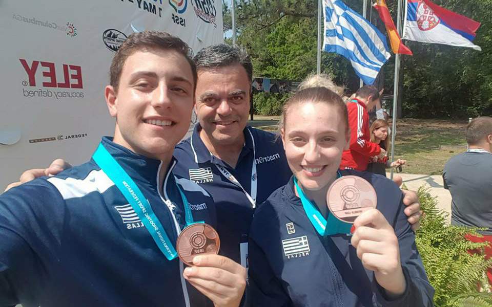 Νέα ελληνική επιτυχία στην σκοποβολή: Χάλκινο μετάλλιο στο μικτό του αεροβόλου πιστολιού τα αδέλφια Κορακάκη