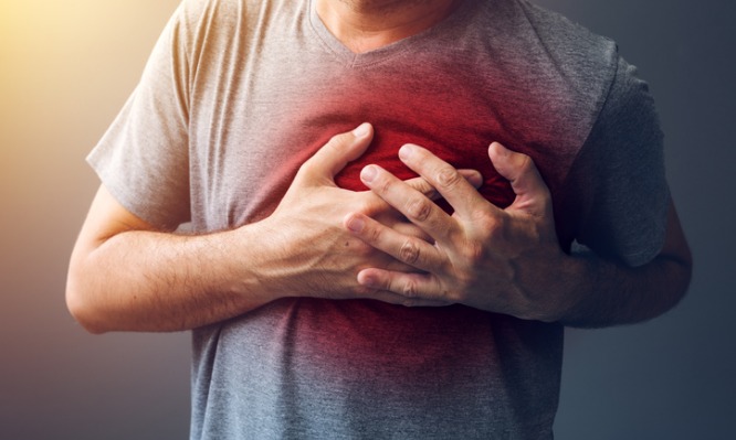 Έμφραγμα: Τι να κάνετε αν νιώσετε ότι παθαίνετε καρδιακή προσβολή (βίντεο)