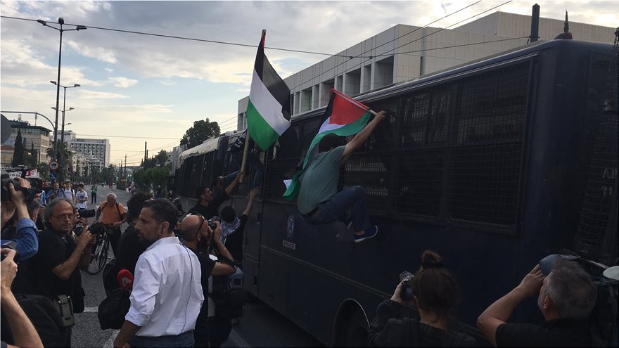 Πορεία για την Παλαιστίνη: Πετροπόλεμος και χημικά έξω από την πρεσβεία του Ισραήλ