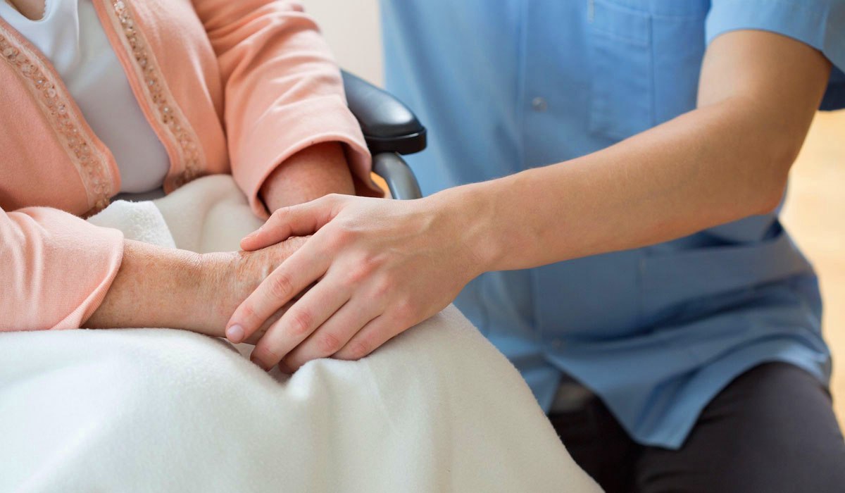 Βρετανοί επιστήμονες: Το Αλτσχάιμερ είναι κολλητικό – Mεταδίδεται από άνθρωπο σε άνθρωπο