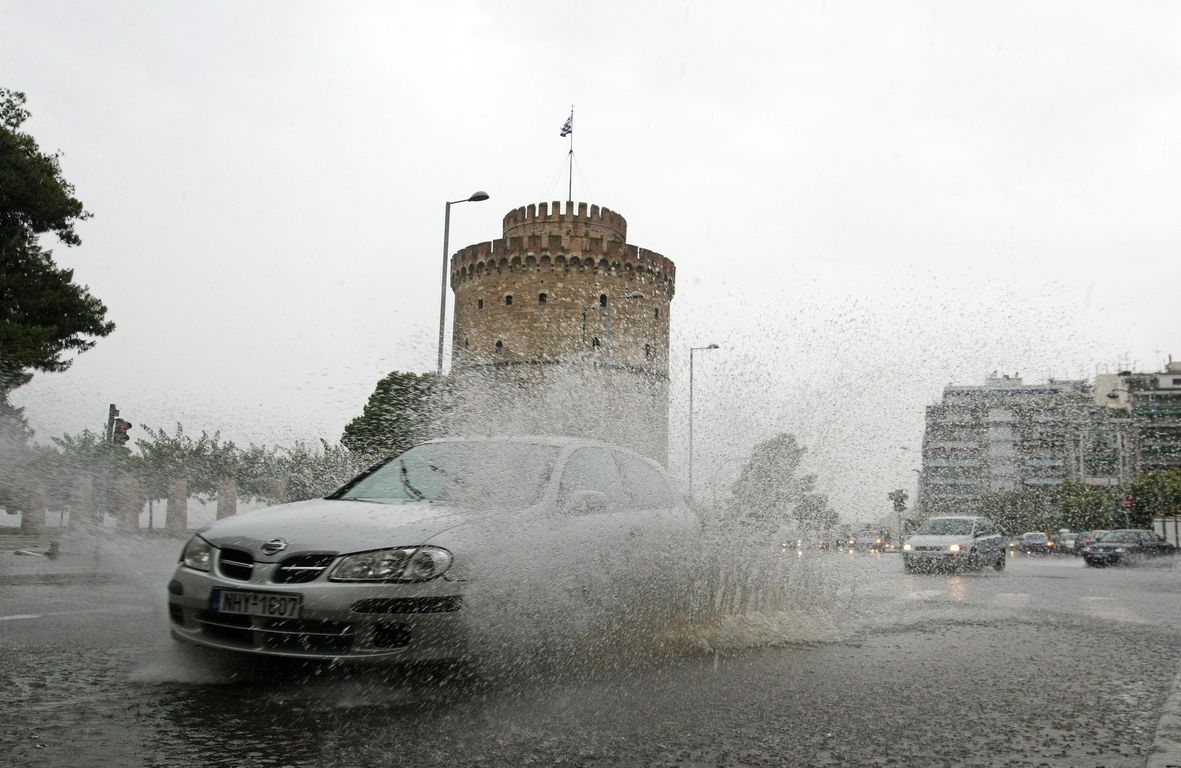 Θεσσαλονίκη: Ανακοίνωση για τις υπηρεσίες στις οποίες πρέπει να απευθυνθούν οι πληγέντες της πρόσφατης καταιγίδας