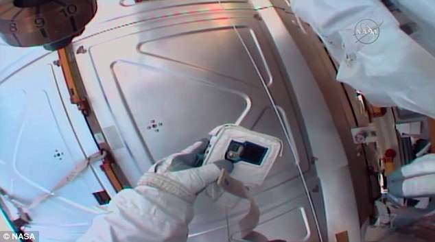 Αστροναύτης μόλις κατάλαβε ότι ξέχασε την κάρτα μνήμης για την κάμερα (βίντεο)