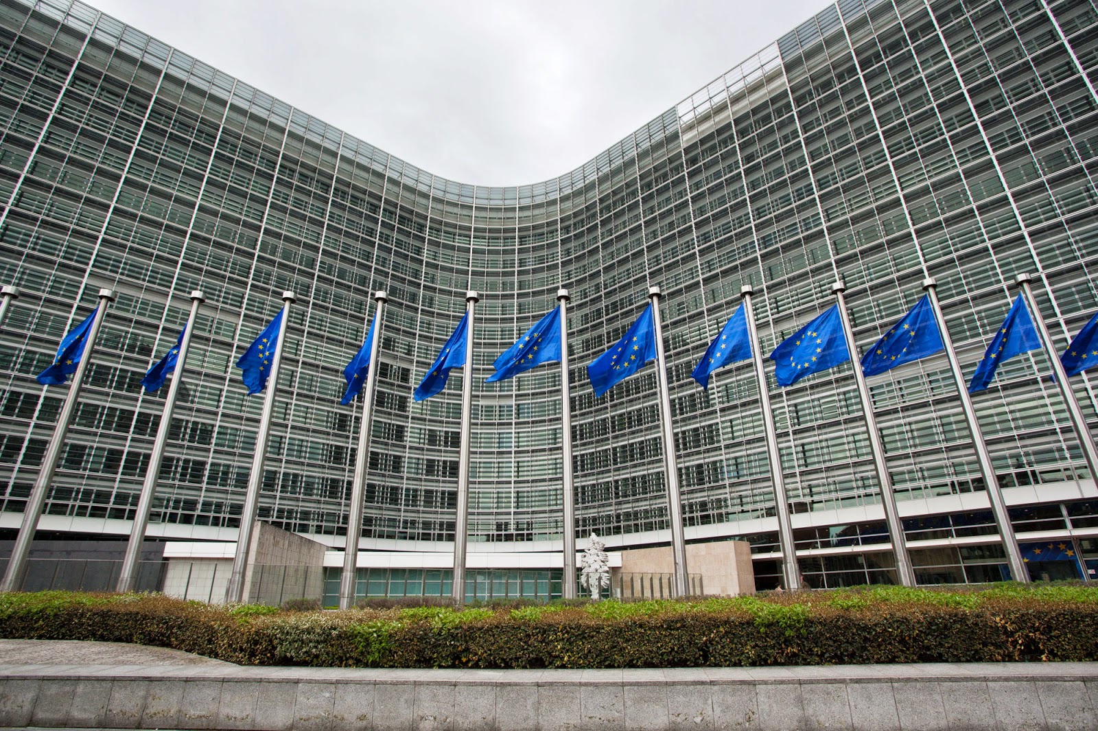 Με δασμούς σε τζινς και μπέρμπον προειδοποιεί η ΕΕ τις ΗΠΑ, αν επιμείνουν για χάλυβα και αλουμίνιο