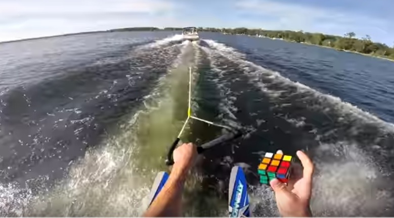 Απίστευτος τύπος «λύνει» τον κύβο του Ρούμπικ κάνοντας ταυτόχρονα θαλάσσιο σκι(βίντεο)