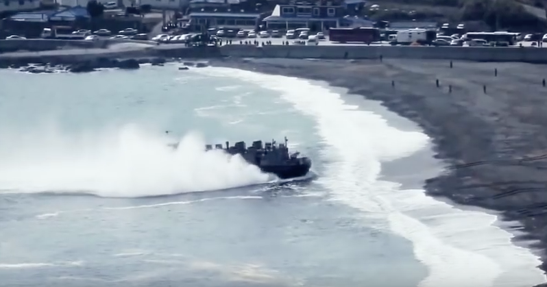 Βίντεο: Έτσι εισβάλουν σε μια παραλία οι Αμερικάνοι στρατιώτες