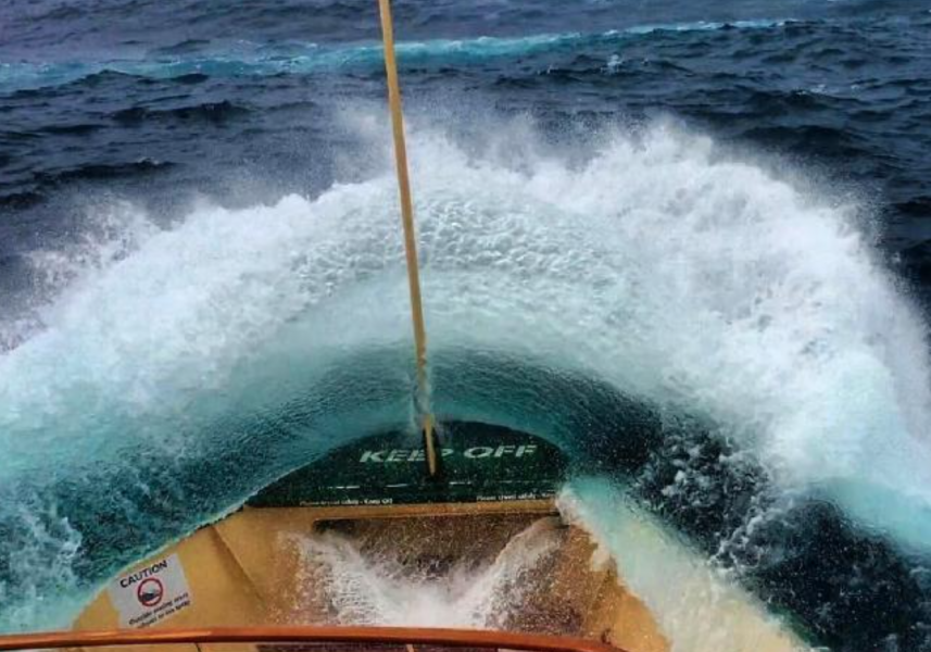 Η οργή του ωκεανού: Κύματα 30 μέτρων «χτυπά» πλοίο στη Βόρεια Θάλασσα