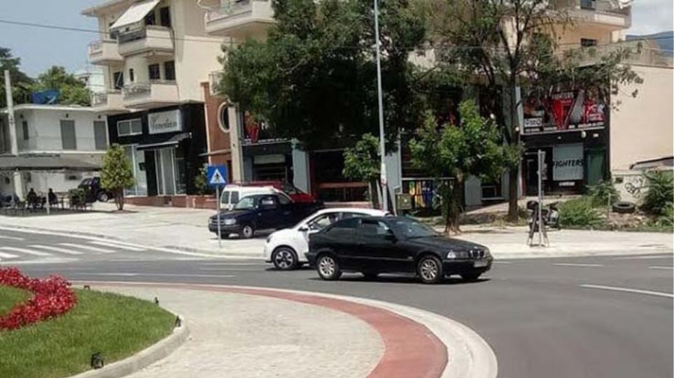 Βόλος: Γυναίκα οδηγούσε ανάποδα σε κόμβο