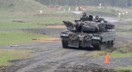 Leopard 2 ισοπεδώνει αυτοκίνητα σε ευρωπαϊκό διαγωνισμό! (βίντεο)