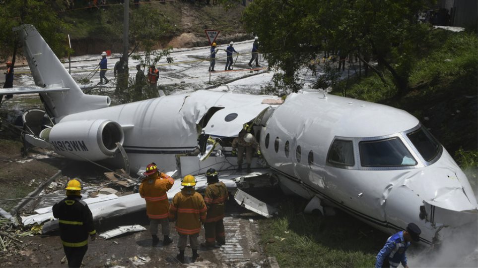 Ονδούρα: Αεροσκάφος έπεσε και κόπηκε στη μέση με τους επιβάτες να έχουν το… Θεό μαζί τους! – Έξι τραυματίες (βίντεο)