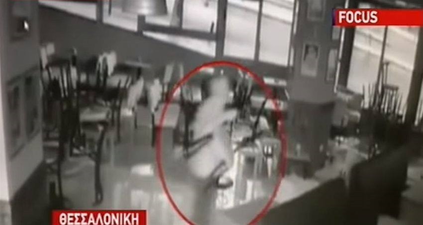 Άστεγος απέτρεψε ληστεία σε καφετέρια στη Θεσσαλονίκη – Τους κυνήγησε με… καρεκλιές (βίντεο)