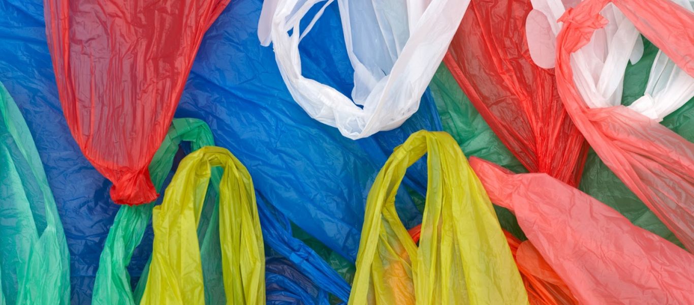 Ξεκινά η απόδοση ειδικού τέλους για τις πλαστικές σακούλες – Τι ισχύει για πληρωμές και πρόστιμα
