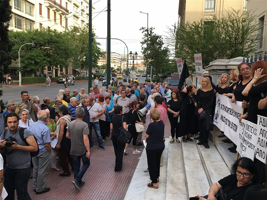 Συγκέντρωση διαμαρτυρίας συνταξιούχων έξω από το ΣτΕ: «Ο νόμος Κατρούγκαλου είναι το τέλος μας»