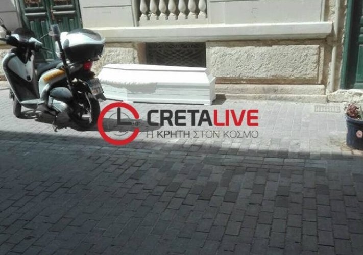 Κρήτη: Μακάβριο – Άγνωστοι άφησαν άδειο φέρετρο στη μέση του δρόμου!
