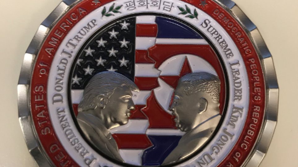 Οι ΗΠΑ είχαν κυκλοφορήσει νόμισμα με Τραμπ-Κιμ που αποκαλούσε τον Βορειοκορεάτη ηγέτη «ανώτατο άρχοντα»!