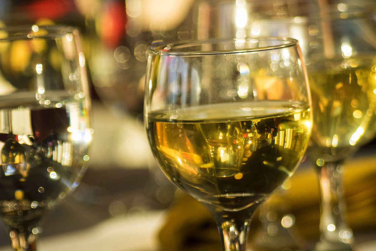 Γαλλία: Σε δημοπρασία σπάνιο «κίτρινο κρασί» από την εποχή του Λουδοβίκου ΙΣΤ’!