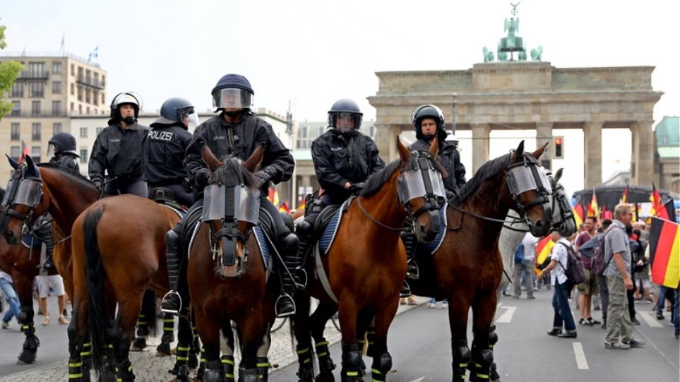 Βερολίνο: Παράλληλες διαδηλώσεις ακροαριστερών και δεξιών – Δακρυγόνα από την αστυνομία (φωτό)