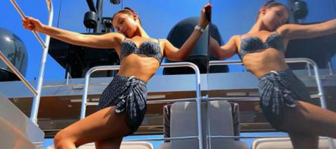 Bella Hadid: Σε πολυτελές σκάφος στο Μονακό με εντυπωσιακό μπικίνι (φωτό)