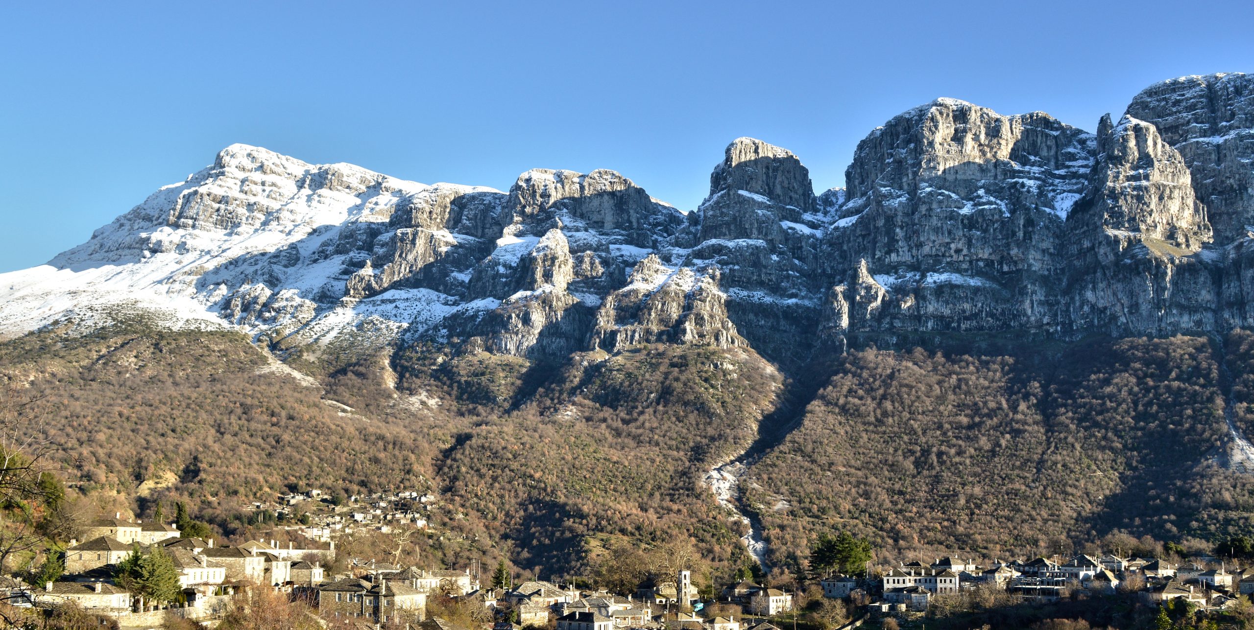 Τύμφη: Οι θεόρατοι «πύργοι» της Αστράκας (φωτό)