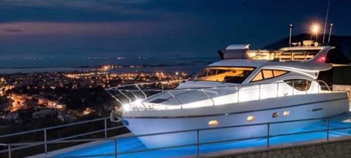 Λευκάδα: Πήρε το γιοτ του από τη μαρίνα λόγω εξόδων και το νοικιάζει ως κατάλυμα στην πισίνα ξενοδοχείου του! (φωτό)