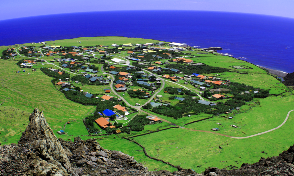 Η ζωή στο πιο απομονωμένο κατοικημένο νησί στον κόσμο (βίντεο)