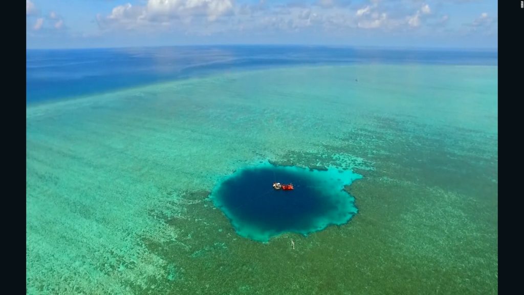 Η βαθύτερη «μπλε τρύπα» στον κόσμο ανακαλύφθηκε στη Νότια Κίνα! (φωτό, βίντεο)