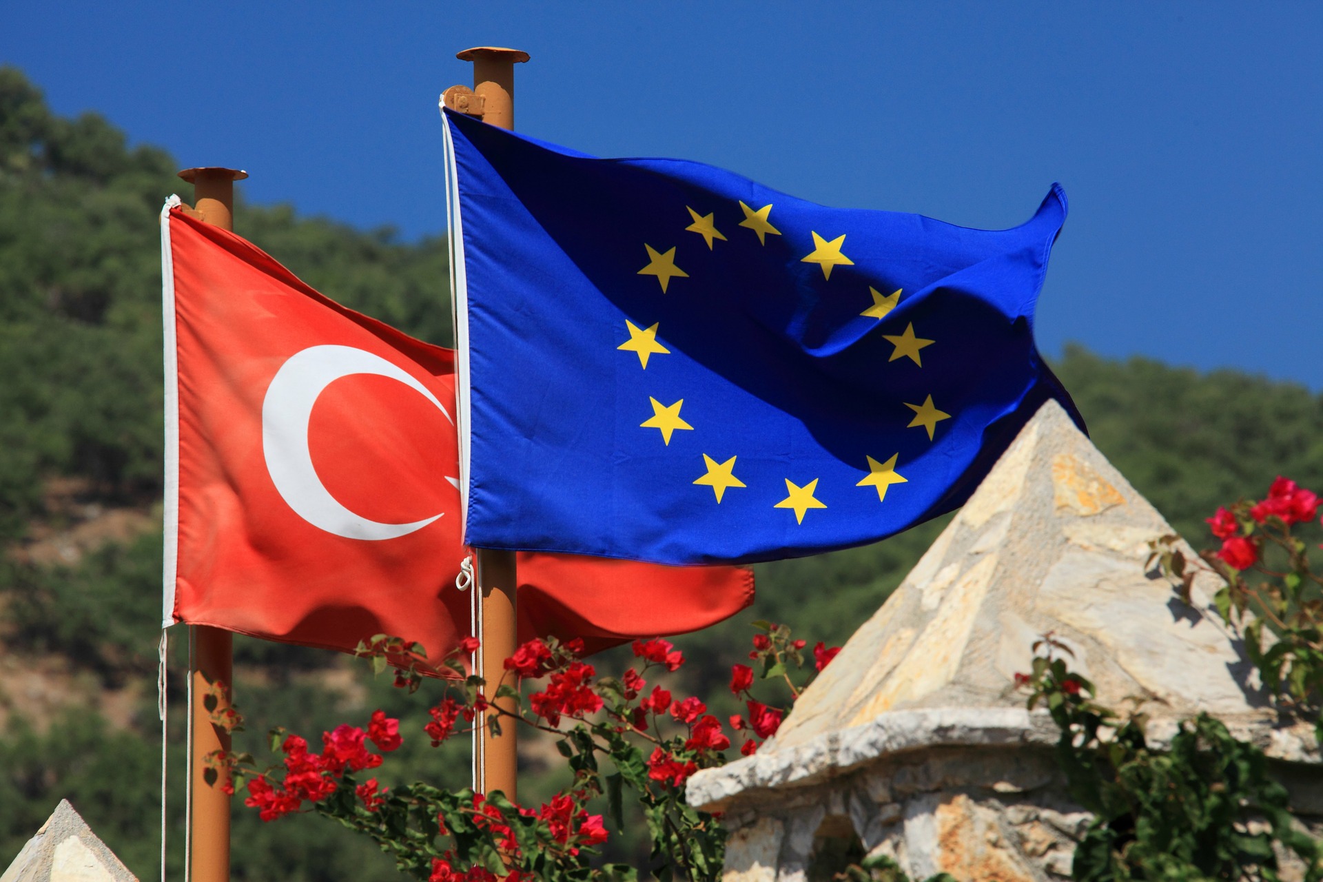 Επίτροπος Χαν: «Κανονικά η διαδικασία προσχώρησης της Τουρκίας στη ΕΕ»! – Λέξη για «υποχρέωση καλής γειτονίας»