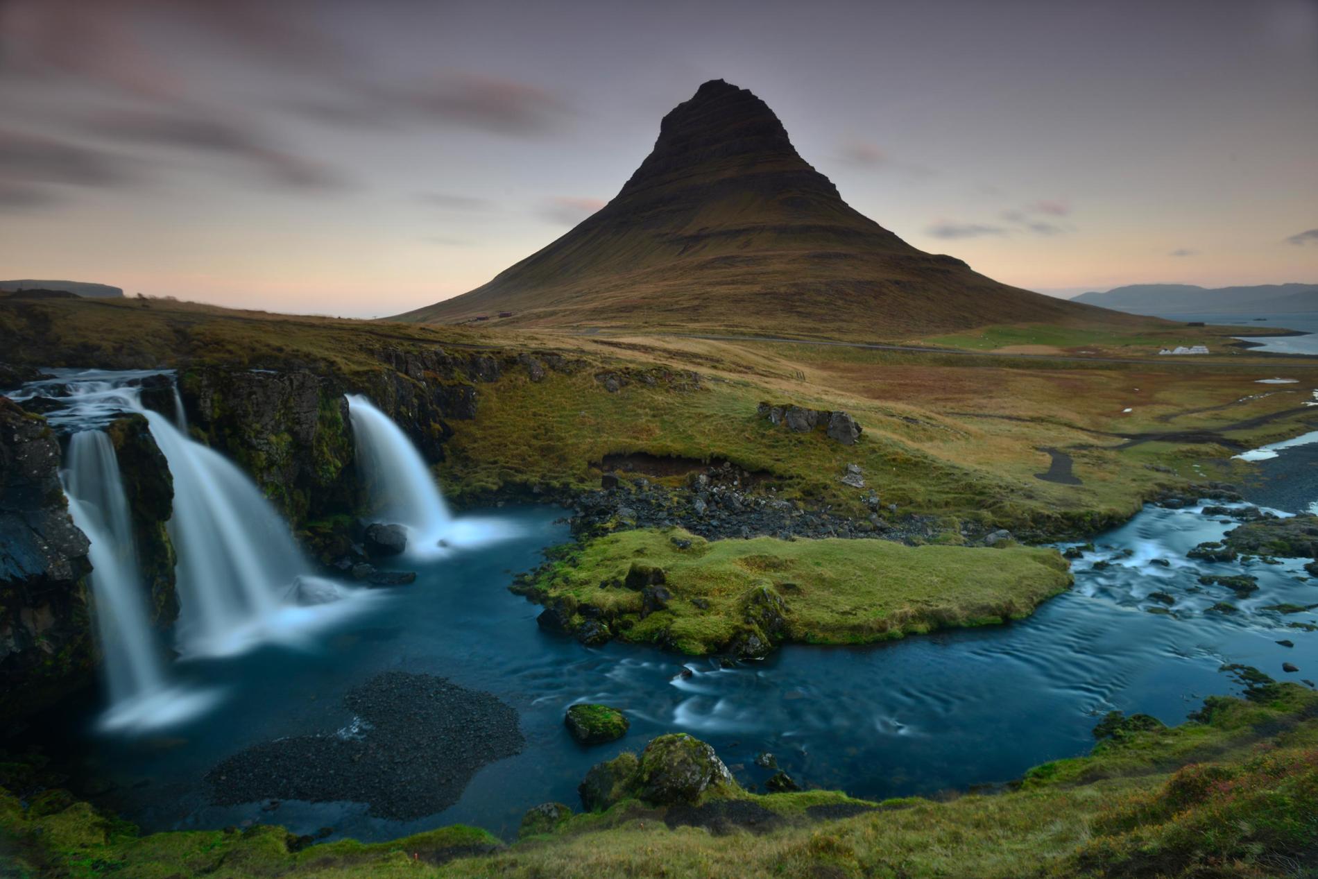 Ισλανδία: Εξωπραγματικά τοπία που θυμίζουν την είσοδο για τον άλλο κόσμο (φωτό)