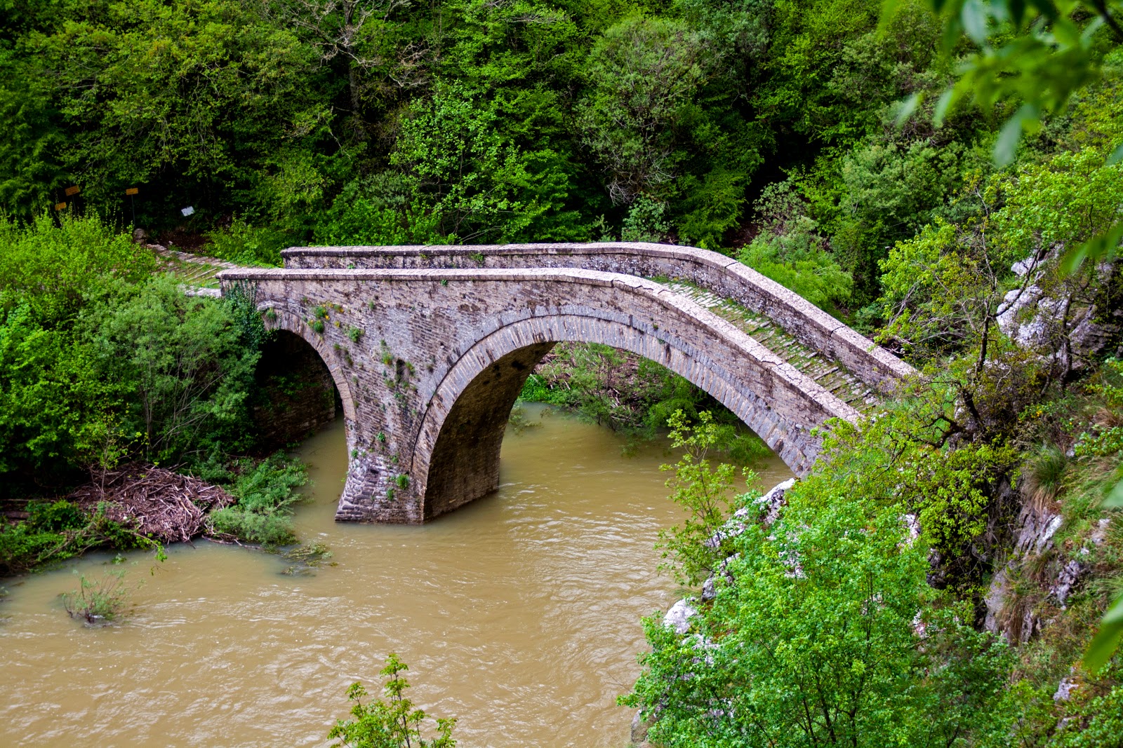 Ήπειρος: Χρυσοθήρες ξήλωσαν γεφύρι κοντά στη Βίτσα για να βρουν… θησαυρό!