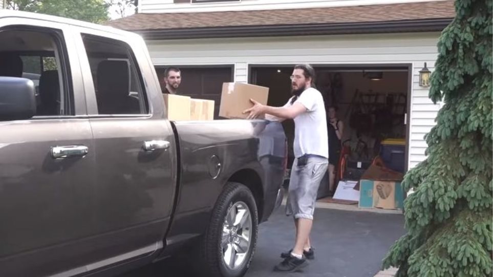 Φίρμα έχει γίνει ο 30άρης άεργος που του έκαναν έξωση οι γονείς του: «Με παρενοχλούν»