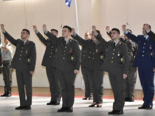ΣΣΑΣ: Έλαβαν τα ξίφη τους οι καινούριοι αξιωματικοί παρουσία του Υπαρχηγού ΓΕΕΘΑ
