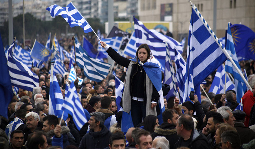 Σκοπιανό: Η κυβέρνηση χαρακτηρίζει «μορφώματα» τις Παμμακεδονικές και της είναι «αδιάφορη» η θέληση του ελληνικού λαού